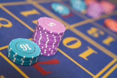 Wild Bandito slot interface showing five reels, paylines, and stake selection